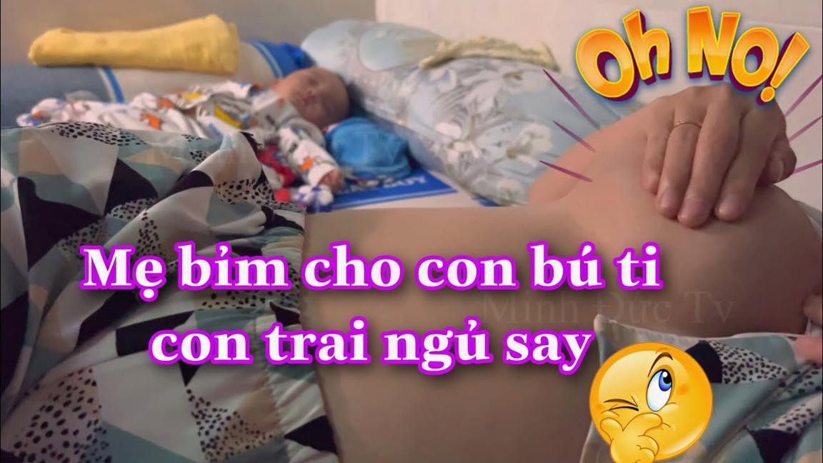 Mẹ bỉm cho con bú ti con trai ngủ say