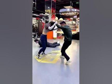 Cô Gái Xinh Đẹp và Mảnh Mai| Dể Dàng Đánh Bại 2 Kẻ Xấu #boxing #kungfu #funny #fight #xaydunghungmy