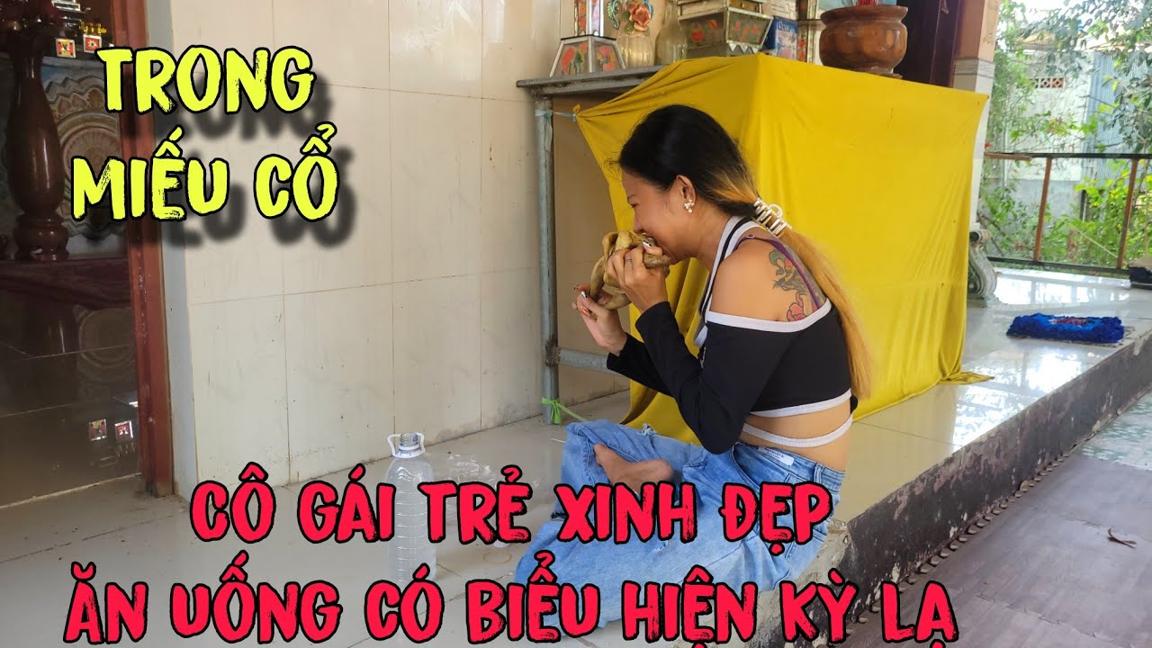 Cô gái xinh đẹp rất nhiều hình xăm tiếp tục ăn và uống say xưa rất lạ ở ngôi miếu